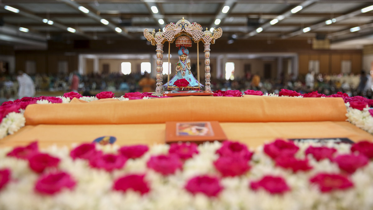 Shri Harikrishna Maharaj in Param Pujya Mahant Swami's morning puja, 19 Aug 2016