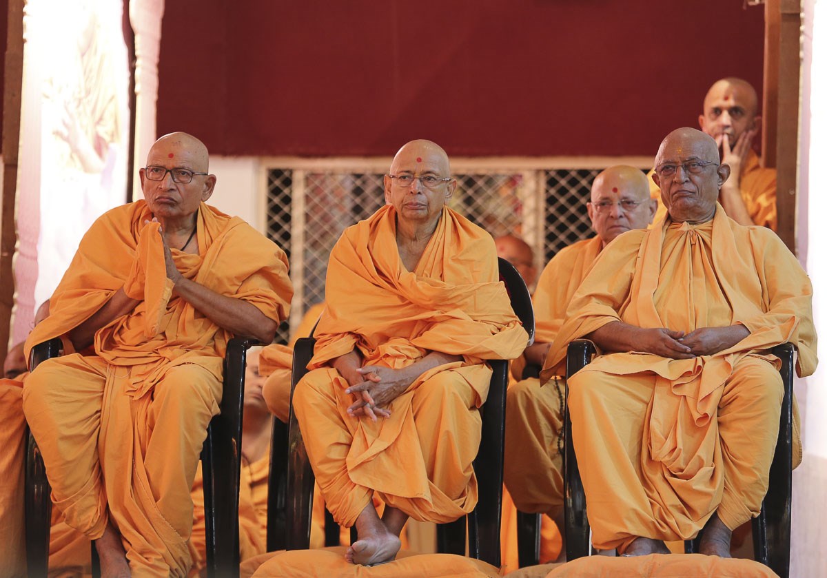 Pujya Swayampraksh Swami (Pujya Doctor Swami), Pujya Tyagvallabh Swami, Pujya Bhaktipriya Swami (Pujya Kothari Swami) and Pujya Ishwarcharan Swami doing darshan of puja, 19 Aug 2016