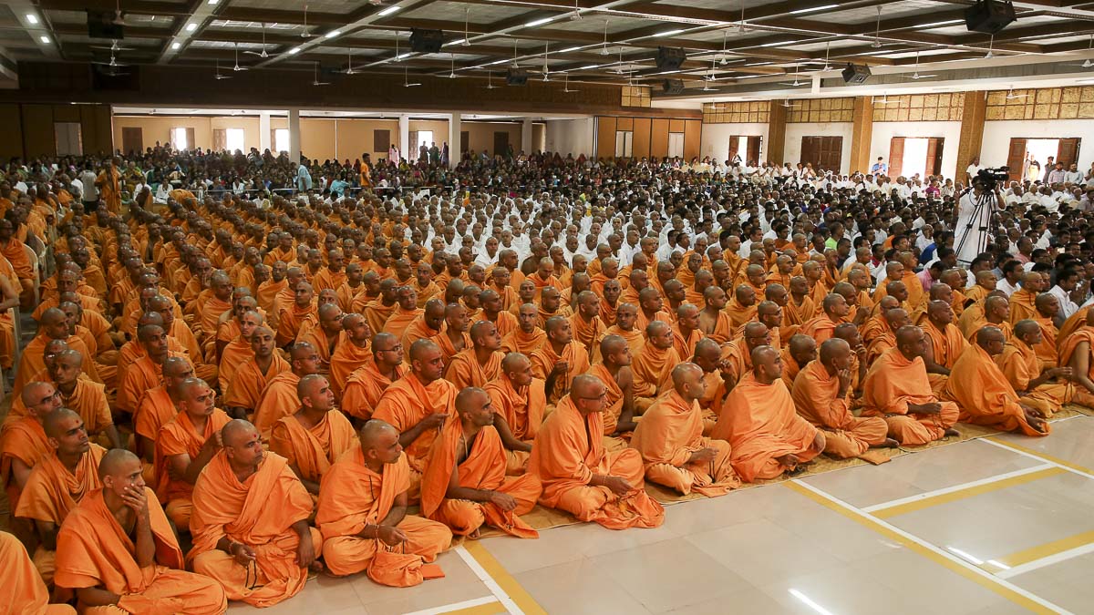 Sadhus and devotees doing darshan of Param Pujya Mahant Swami, 19 Aug 2016