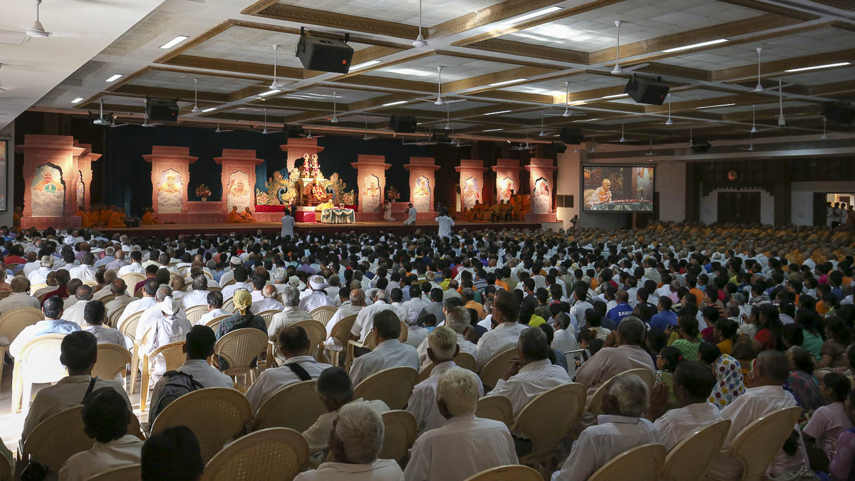 Devotees doing darshan of Param Pujya Mahant Swami, 19 Aug 2016