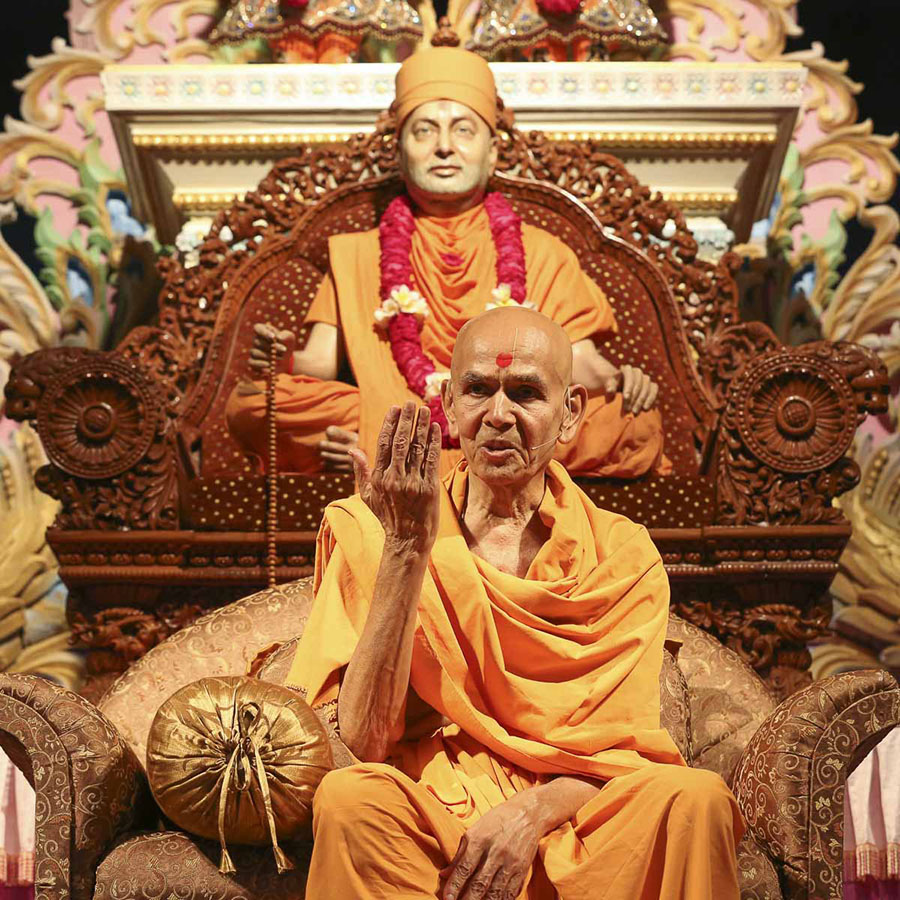 Param Pujya Mahant Swami delivers a discourse, 19 Aug 2016
