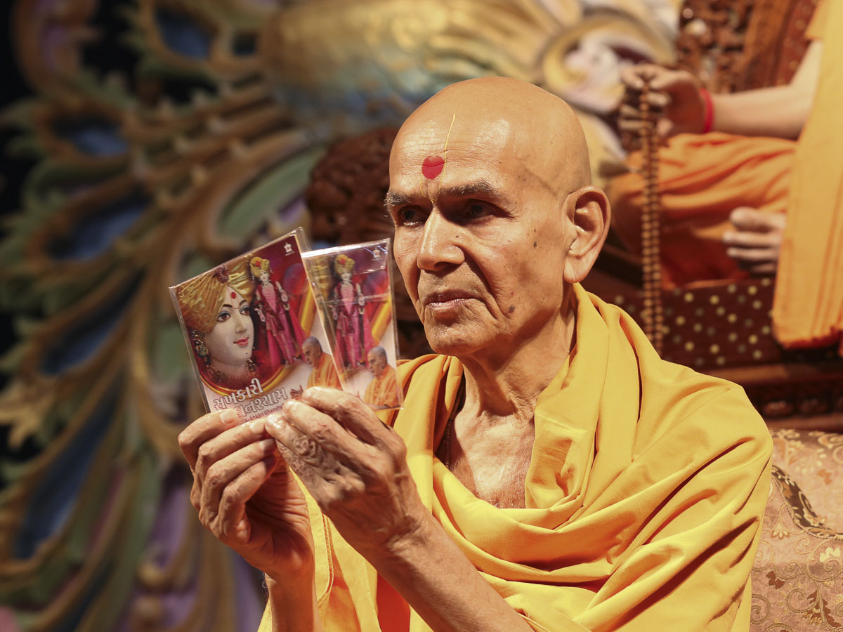Param Pujya Mahant Swami inaugurates an audio publication 'Sukhkari Ghanshyam', 19 Aug 2016
