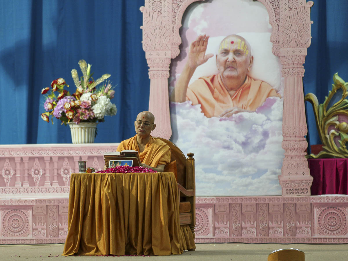 Pujya Viveksagar Swami performs Bhaktachintamani parayan in the morning in smruti of Pramukh Swami Maharaj, 19 Aug 2016