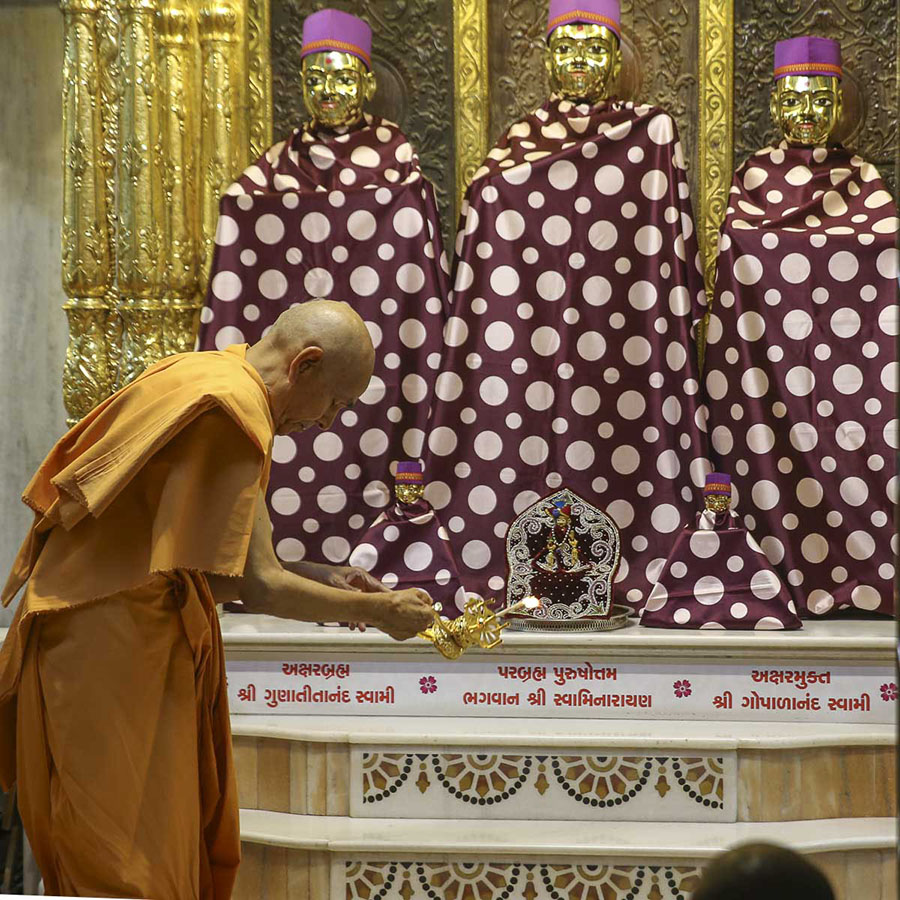 Param Pujya Mahant Swami performs arti of Thakorji, 20 Aug 2016