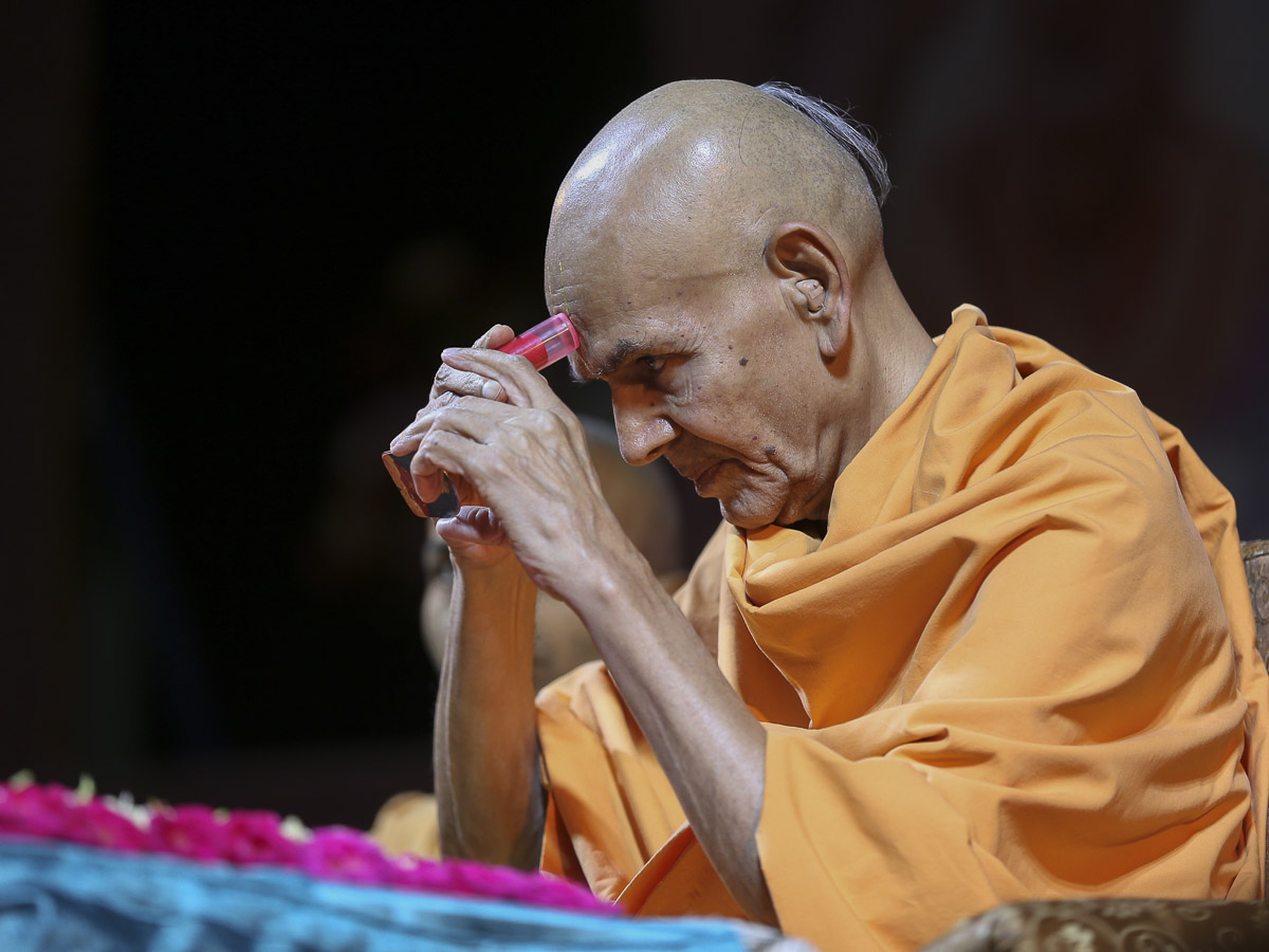 Param Pujya Mahant Swami performs his morning puja, 20 Aug 2016