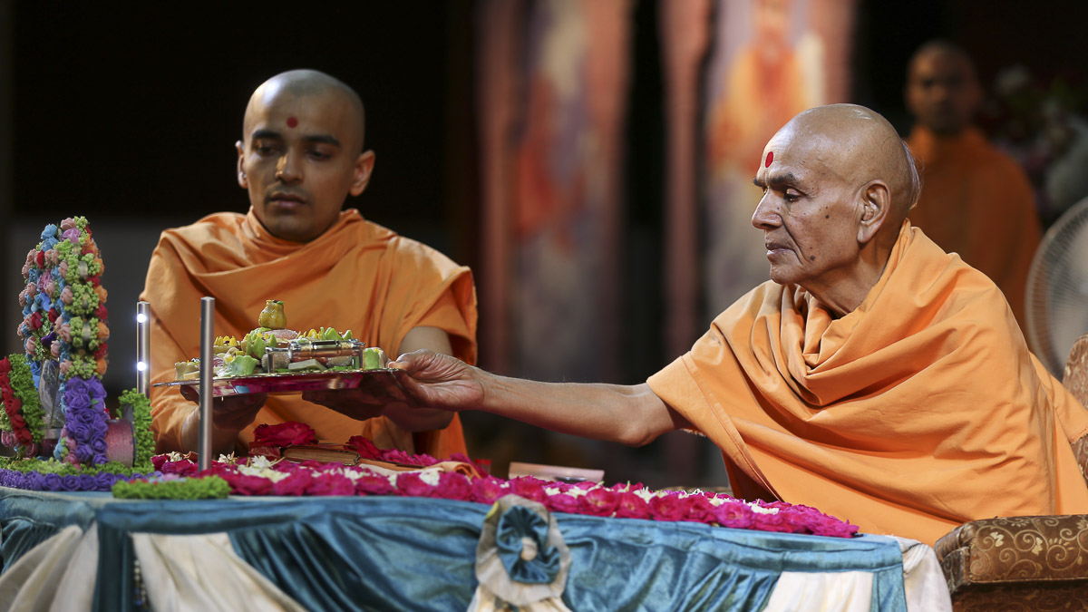 Param Pujya Mahant Swami performs his morning puja, 20 Aug 2016