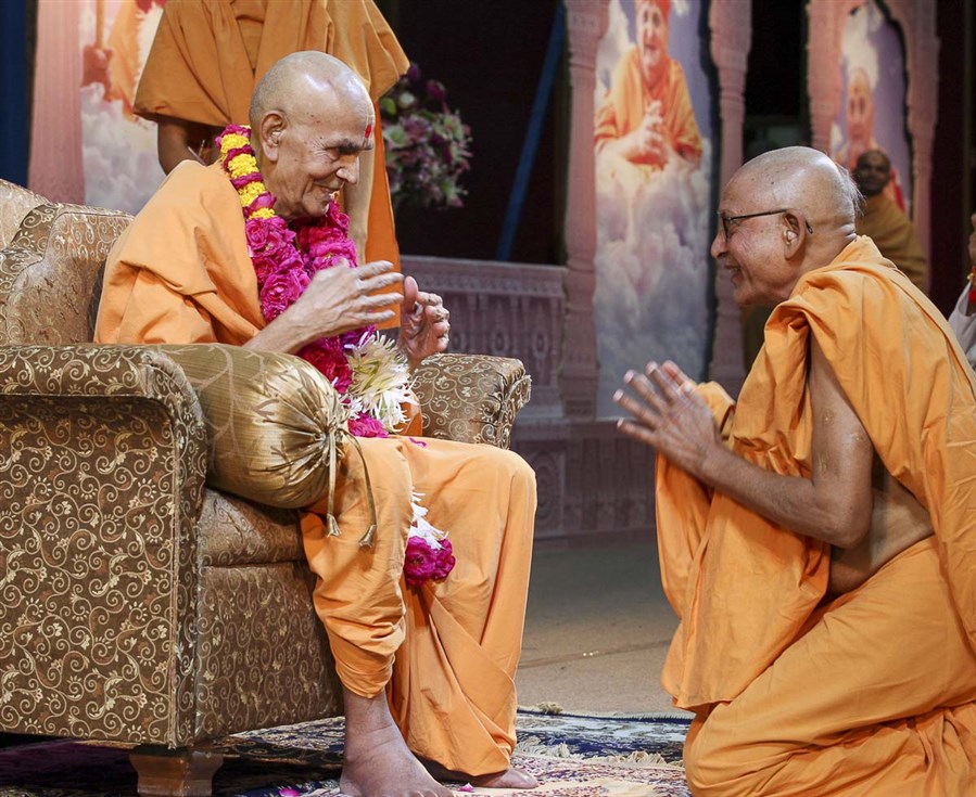 Pujya Bhaktipriya Swami (Pujya Kothari Swami) honors Param Pujya Mahant Swami with a garland, 20 Aug 2016