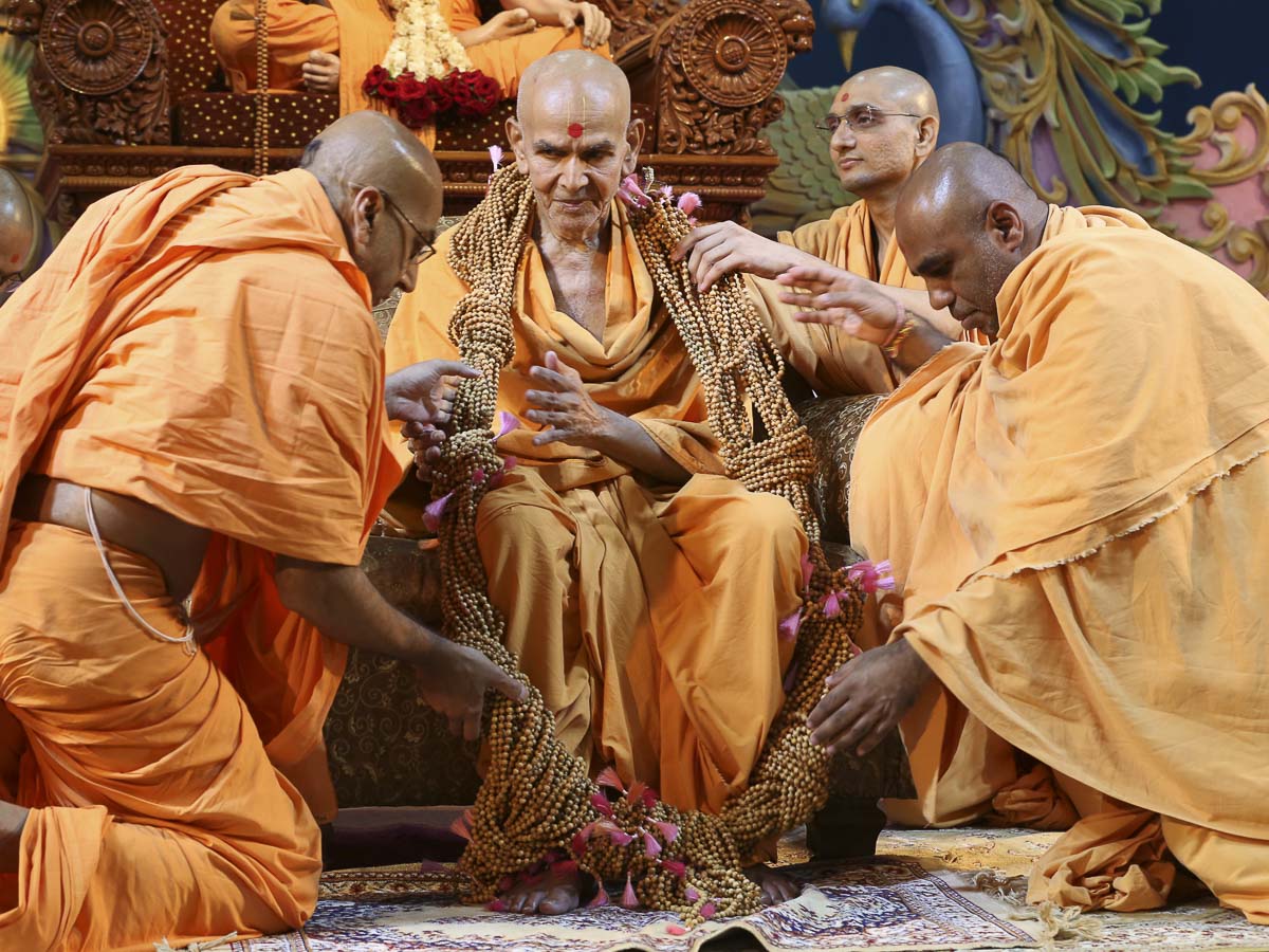 Sadhus honor Param Pujya Mahant Swami with a garland, 21 Aug 2016