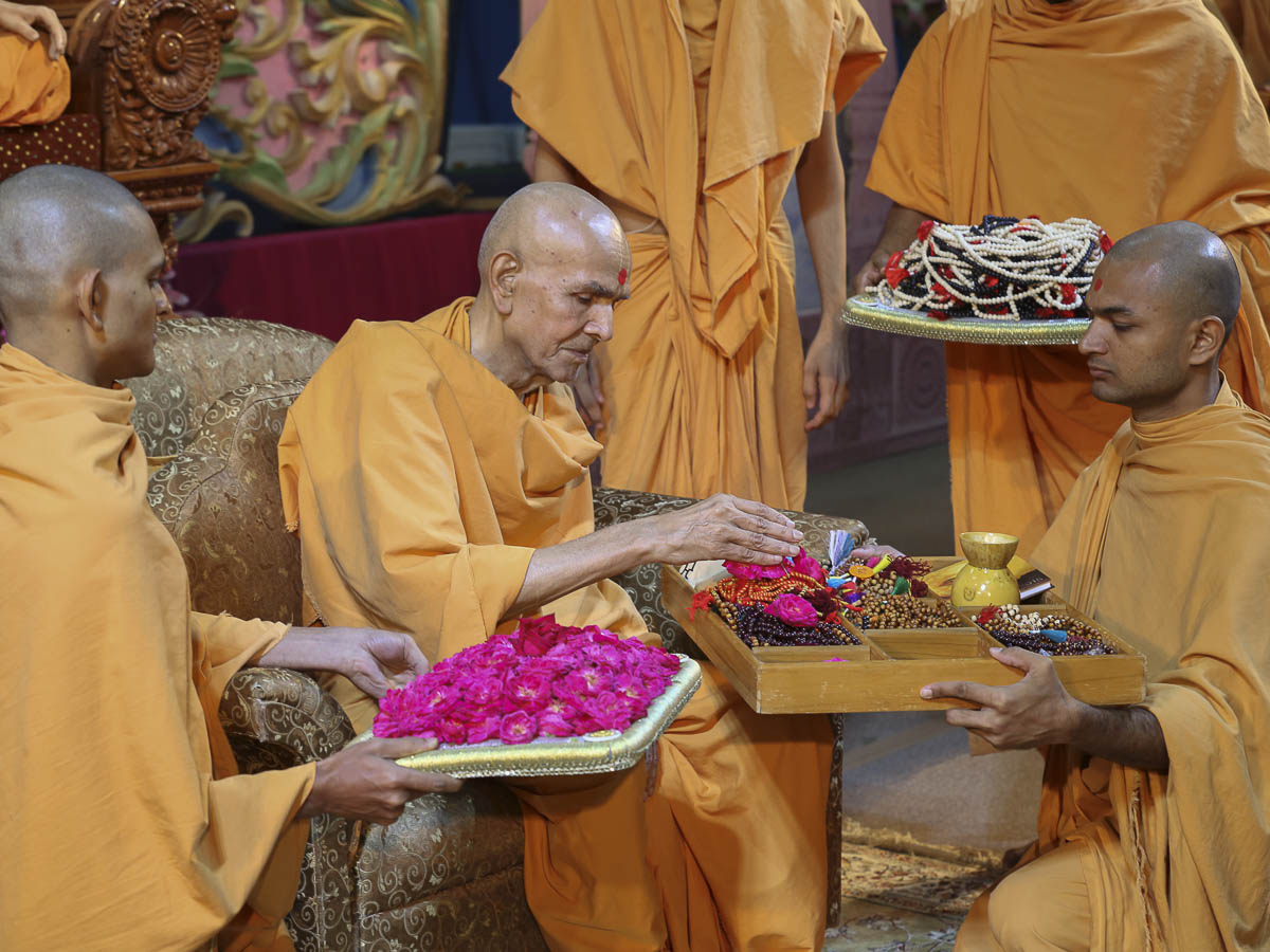Param Pujya Mahant Swami sanctifies malas, 21 Aug 2016