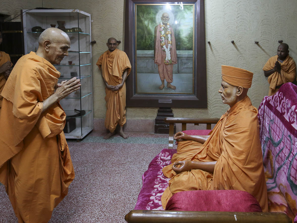 Param Pujya Mahant Swami engrossed in darshan of Brahmaswarup Shastriji Maharaj, 22 Aug 2016