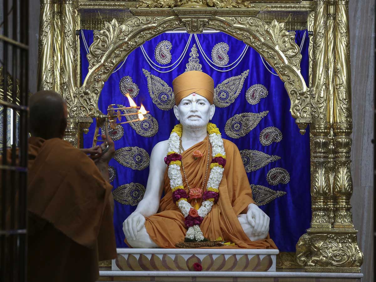 Param Pujya Mahant Swami performs arti of Brahmaswarup Shastriji Maharaj at Shri Yagnapurush Smruti Mandir, 22 Aug 2016