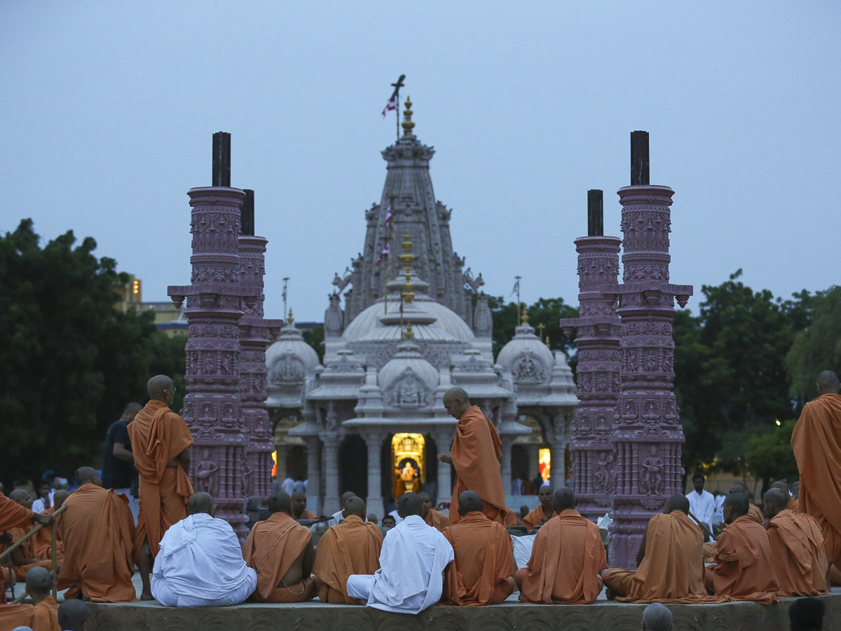 Param Pujya Mahant Swami performs pradakshina of Brahmaswarup Pramukh Swami Maharaj's samadhi sthal, 22 Aug 2016