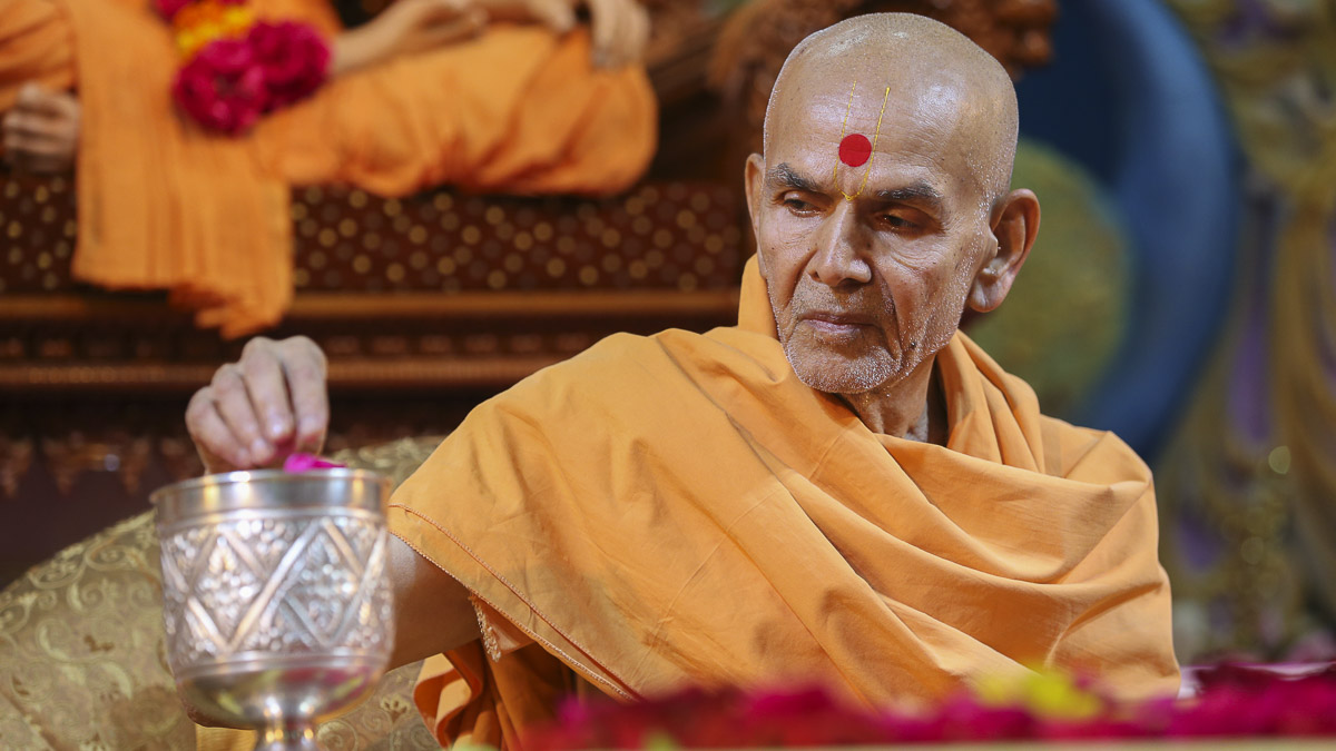 Param Pujya Mahant Swami performs his morning puja, 22 Aug 2016