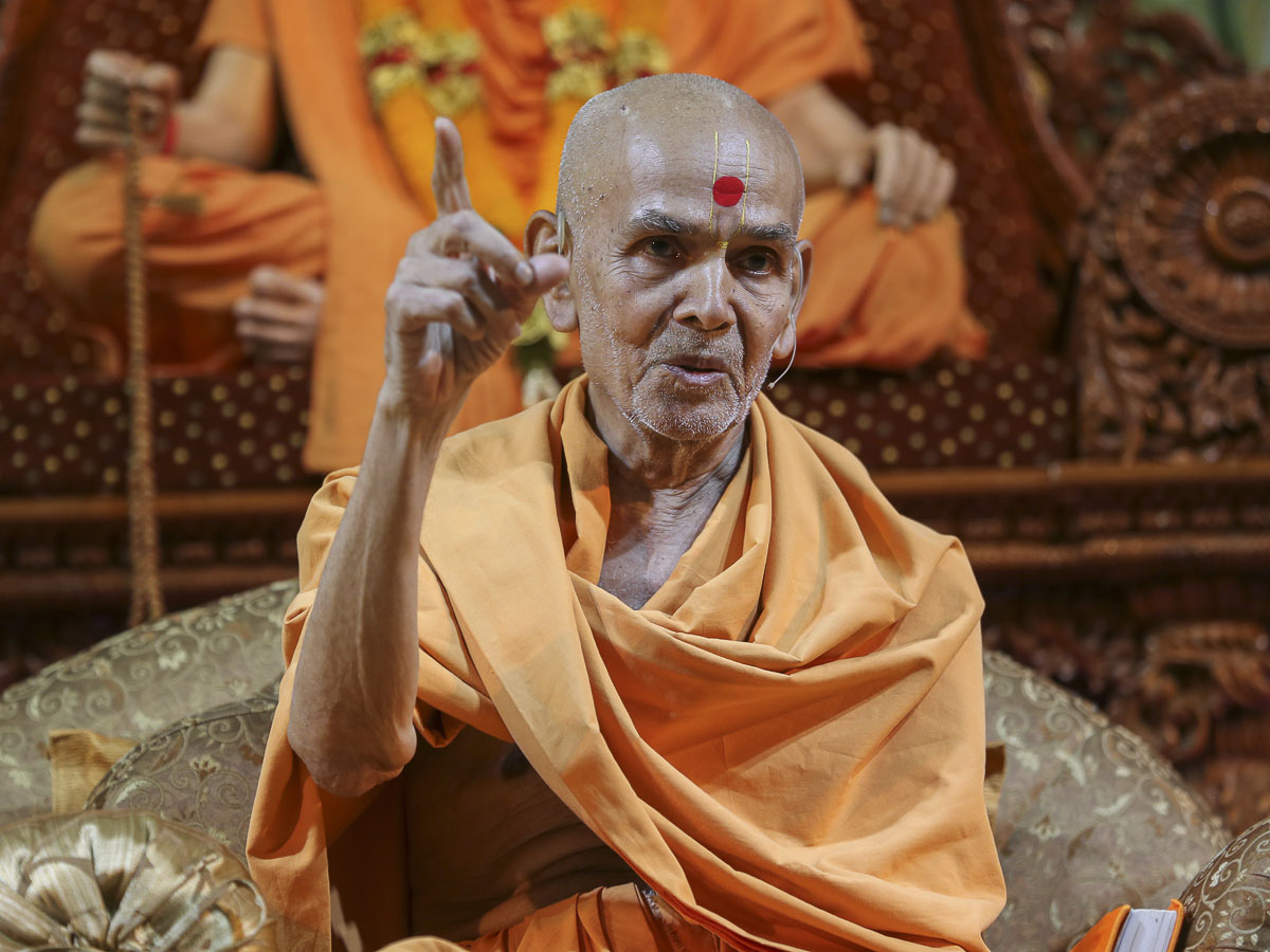 Param Pujya Mahant Swami delivers a discourse, 23 Aug 2016