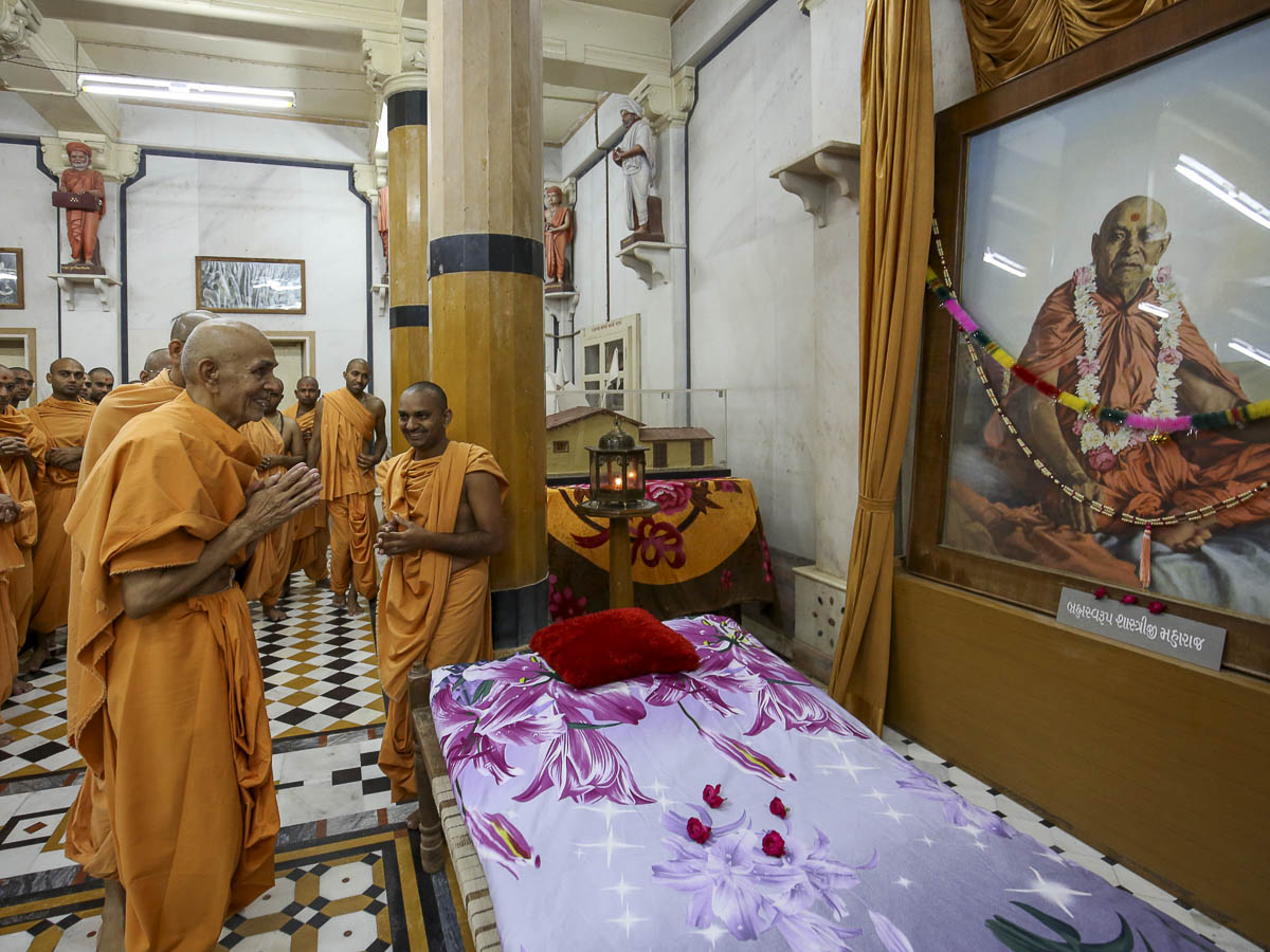 Param Pujya Mahant Swami engrossed in darshan at Rangmandapam, 23 Aug 2016