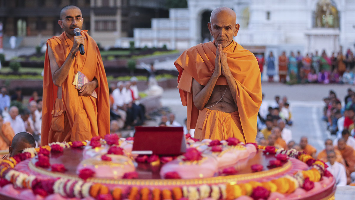 Param Pujya Mahant Swami performs Vedic rituals, 24 Aug 2016