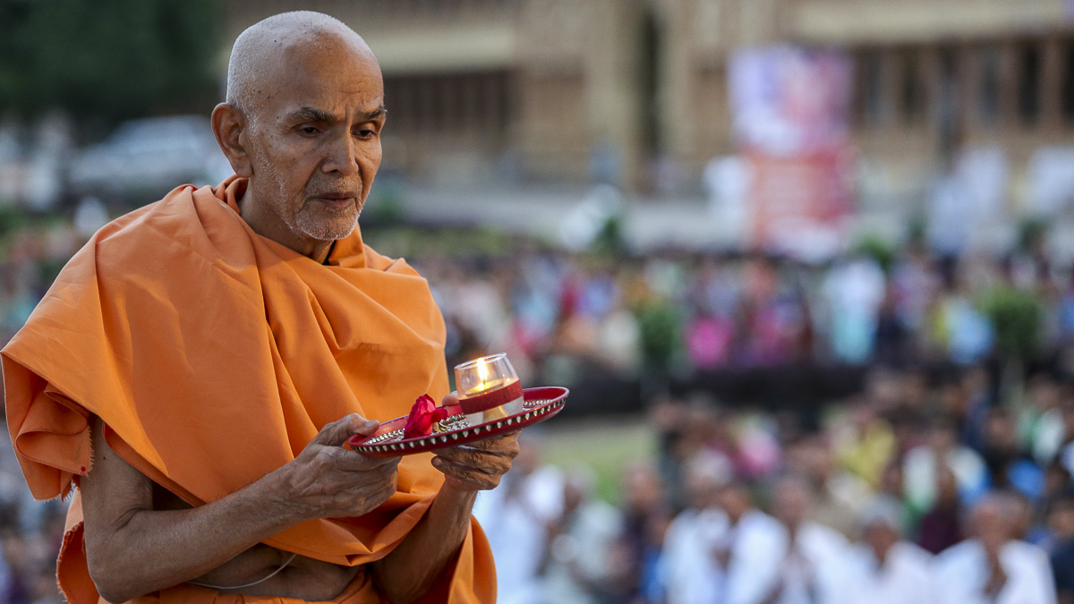 Param Pujya Mahant Swami performs arti, 24 Aug 2016