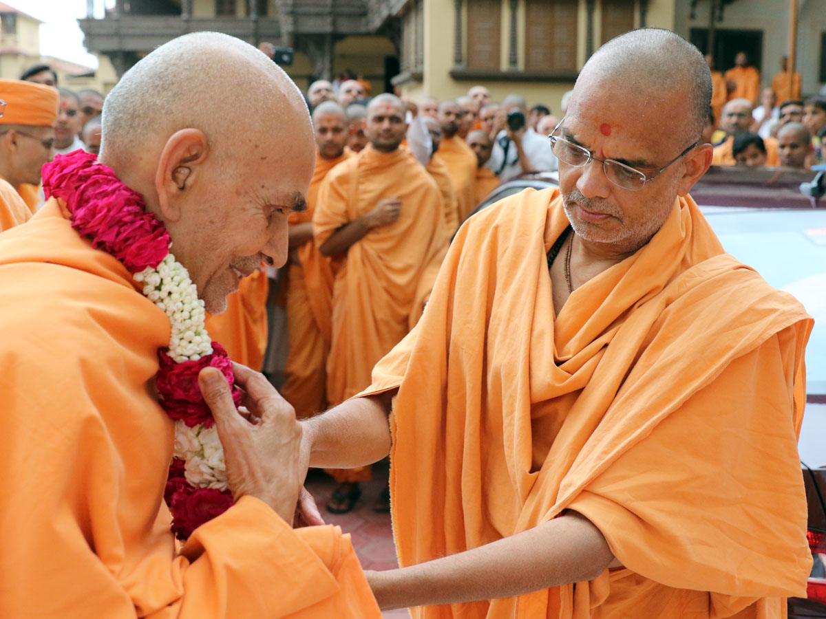 Narayanmuni Swami honors Param Pujya Mahant Swami with a garland on his departure from Sarangpur, 24 Aug 2016