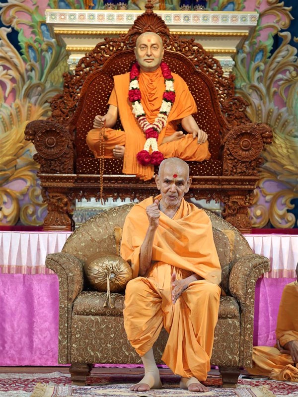 Param Pujya Mahant Swami delivers a discourse, 24 Aug 2016