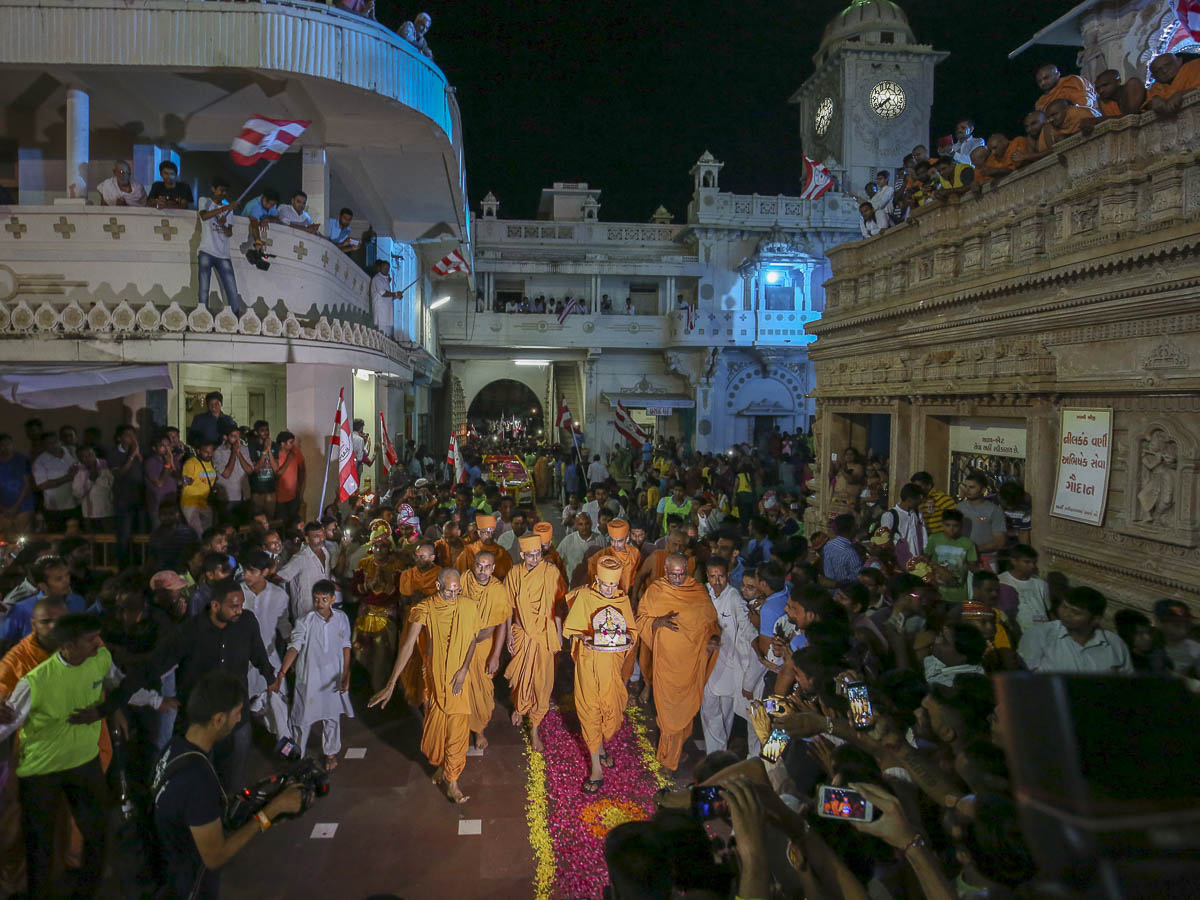 Param Pujya Mahant Swami arrives at BAPS Shri Swaminarayan Mandir, Bochasan, 24 Aug 2016