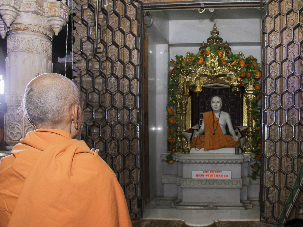 Param Pujya Mahant Swami engrossed in darshan, 24 Aug 2016