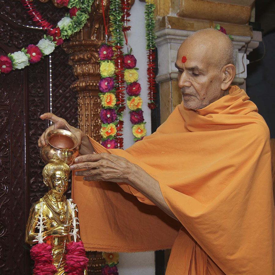 Param Pujya Mahant Swami performs abhishek of Shri Nilkanth Varni, 24 Aug 2016