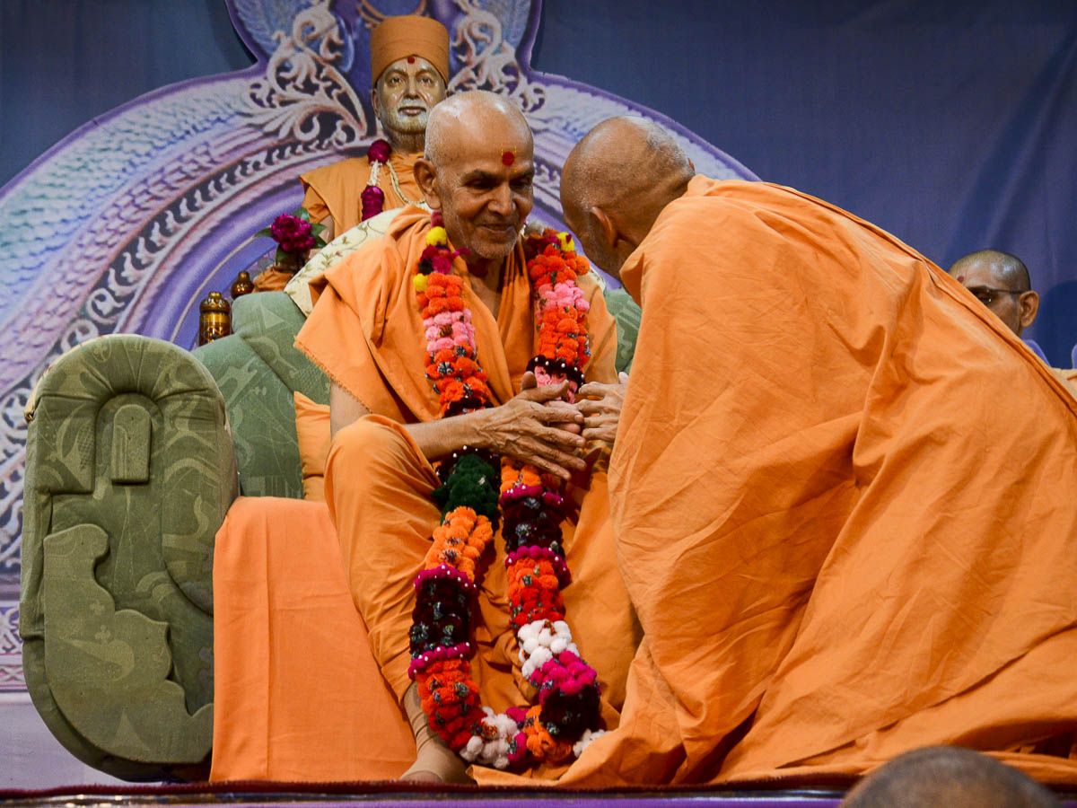 Sadhus honor Param Pujya Mahant Swami with garlands, 24 Aug 2016