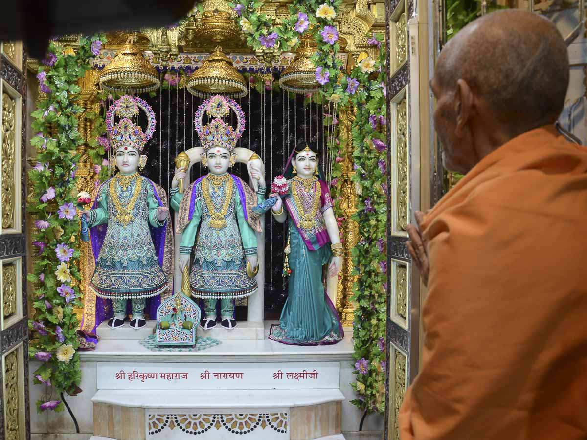 Param Pujya Mahant Swami engrossed in darshan of Thakorji, 25 Aug 2016