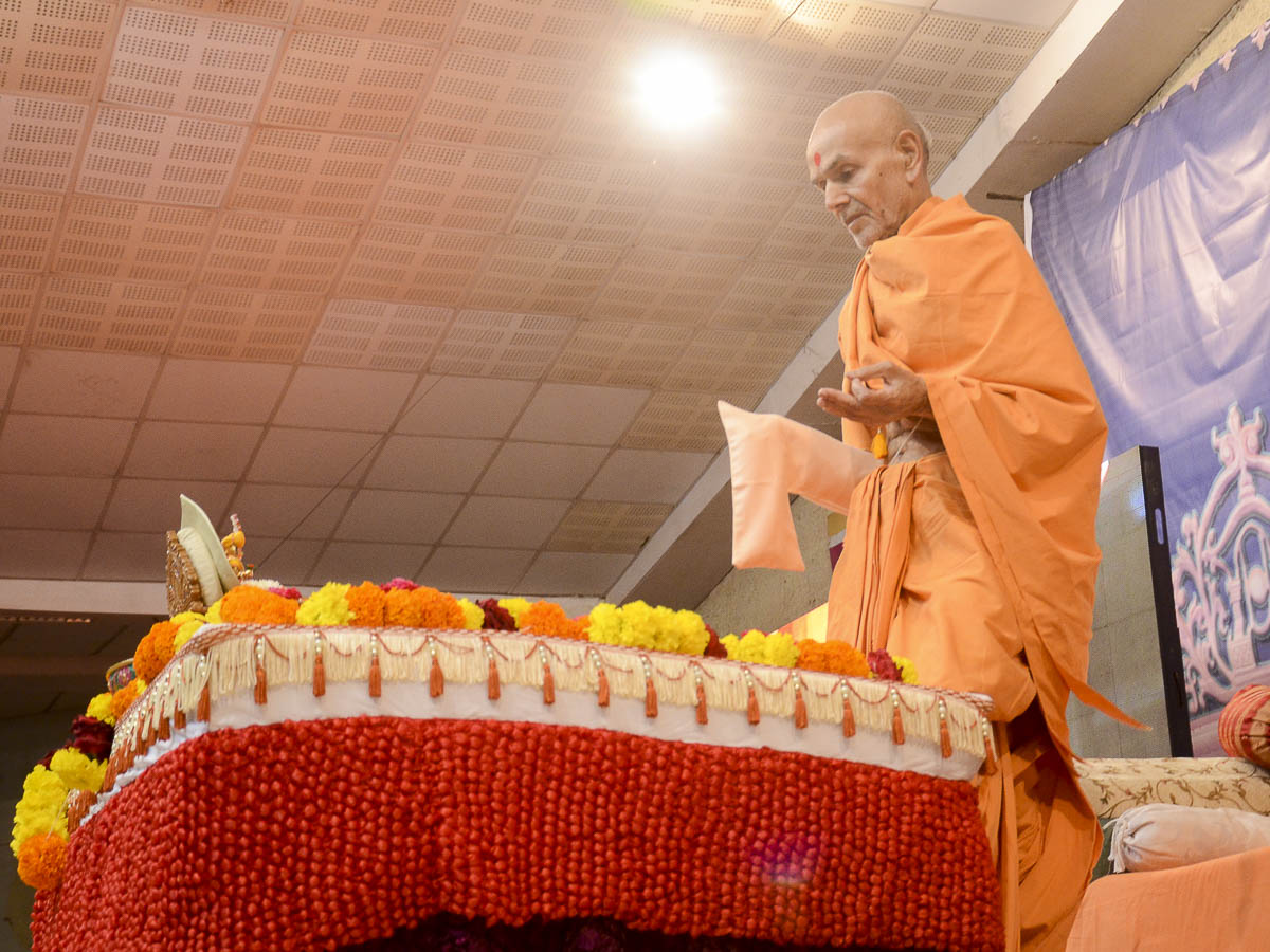 Param Pujya Mahant Swami performs his morning puja, 25 Aug 2016