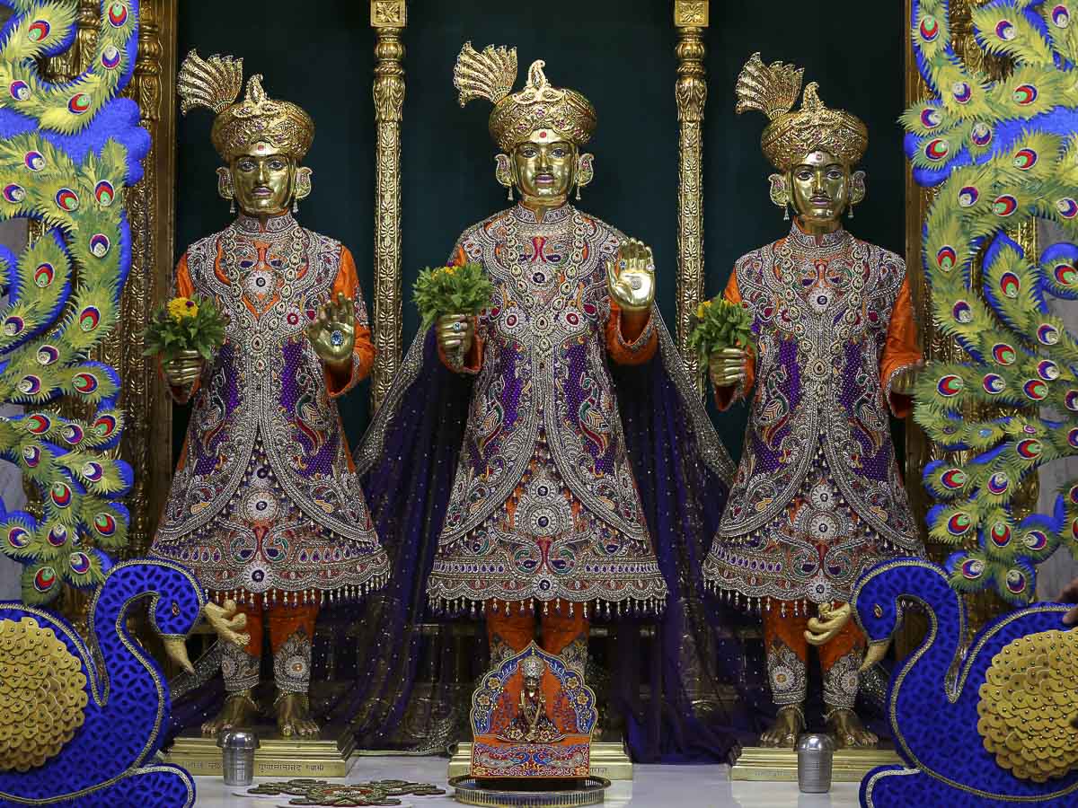 Bhagwan Swaminarayan, Aksharbrahman Gunatitanand Swami and Shri Gopalanand Swami, Atladra, 25 Aug 2016