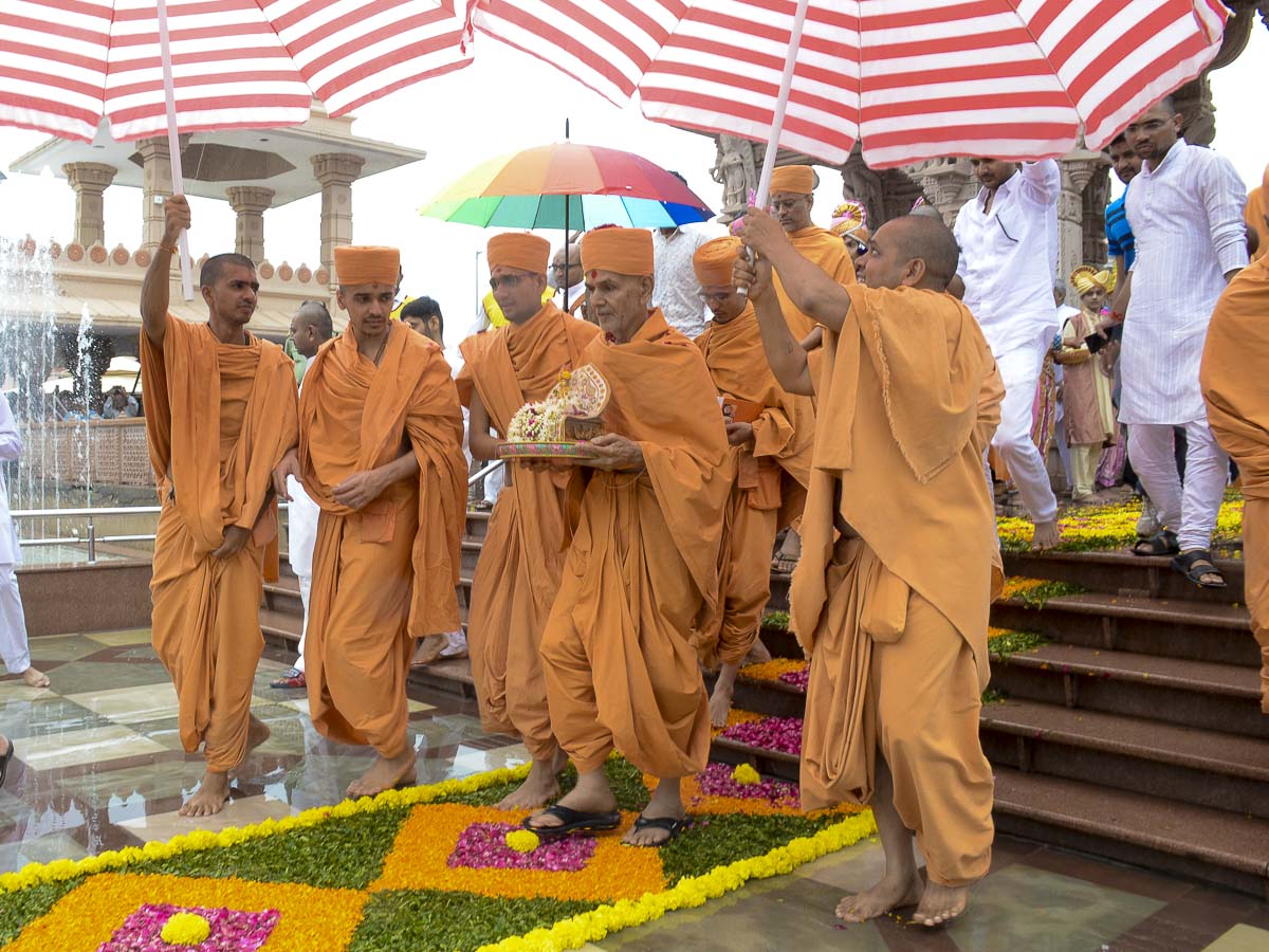 Param Pujya Mahant Swami arrives at BAPS Shri Swaminarayan Mandir, Atladra (Vadodara), 25 Aug 2016