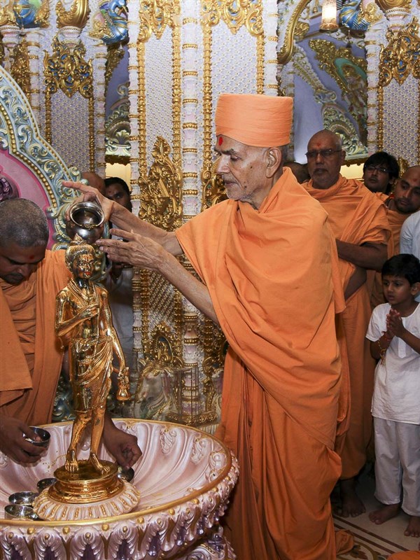 Param Pujya Mahant Swami performs abhishek of Shri Nilkanthvarni, 25 Aug 2016