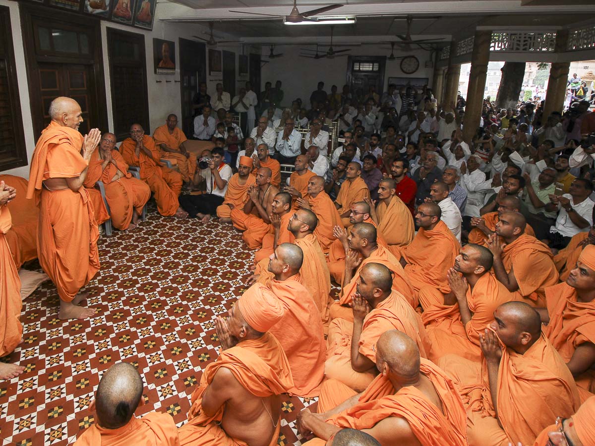 Param Pujya Mahant Swami greets all with 'Jai Swaminarayan', 25 Aug 2016