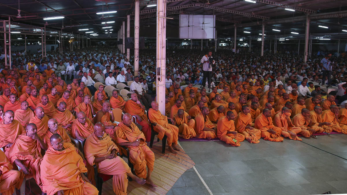 Sadhus and devotees during the assembly, 25 Aug 2016