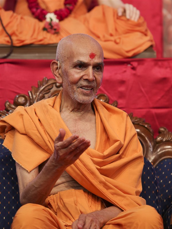 Param Pujya Mahant Swami delivers a discourse, 25 Aug 2016
