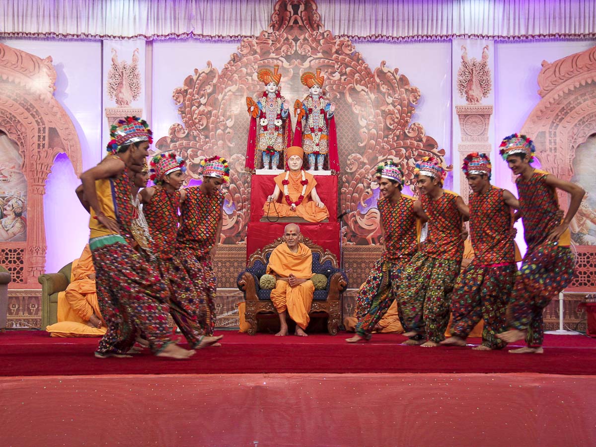 Youths perform a cultural dance, 25 Aug 2016