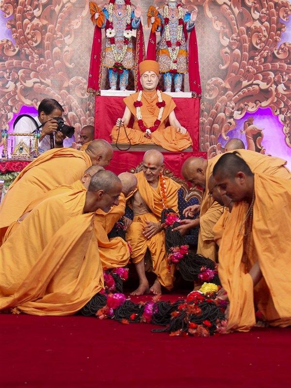 Sadhus honor Param Pujya Mahant Swami with a garland, 25 Aug 2016