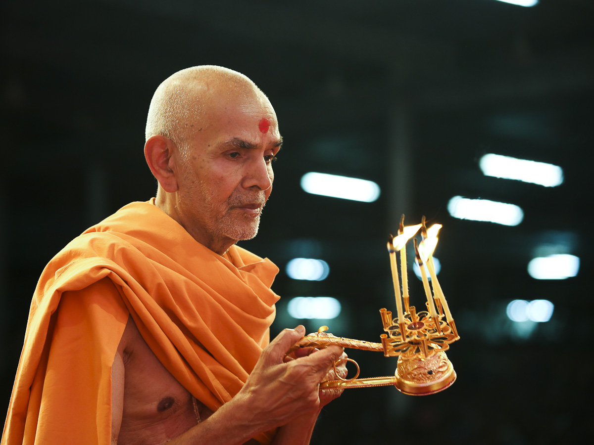 Param Pujya Mahant Swami performs arti, 25 Aug 2016