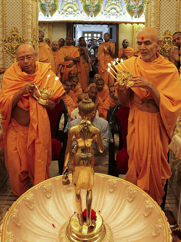 Param Pujya Mahant Swami and Pujya Tyagvallabh Swami perform arti, 26 Aug 2016