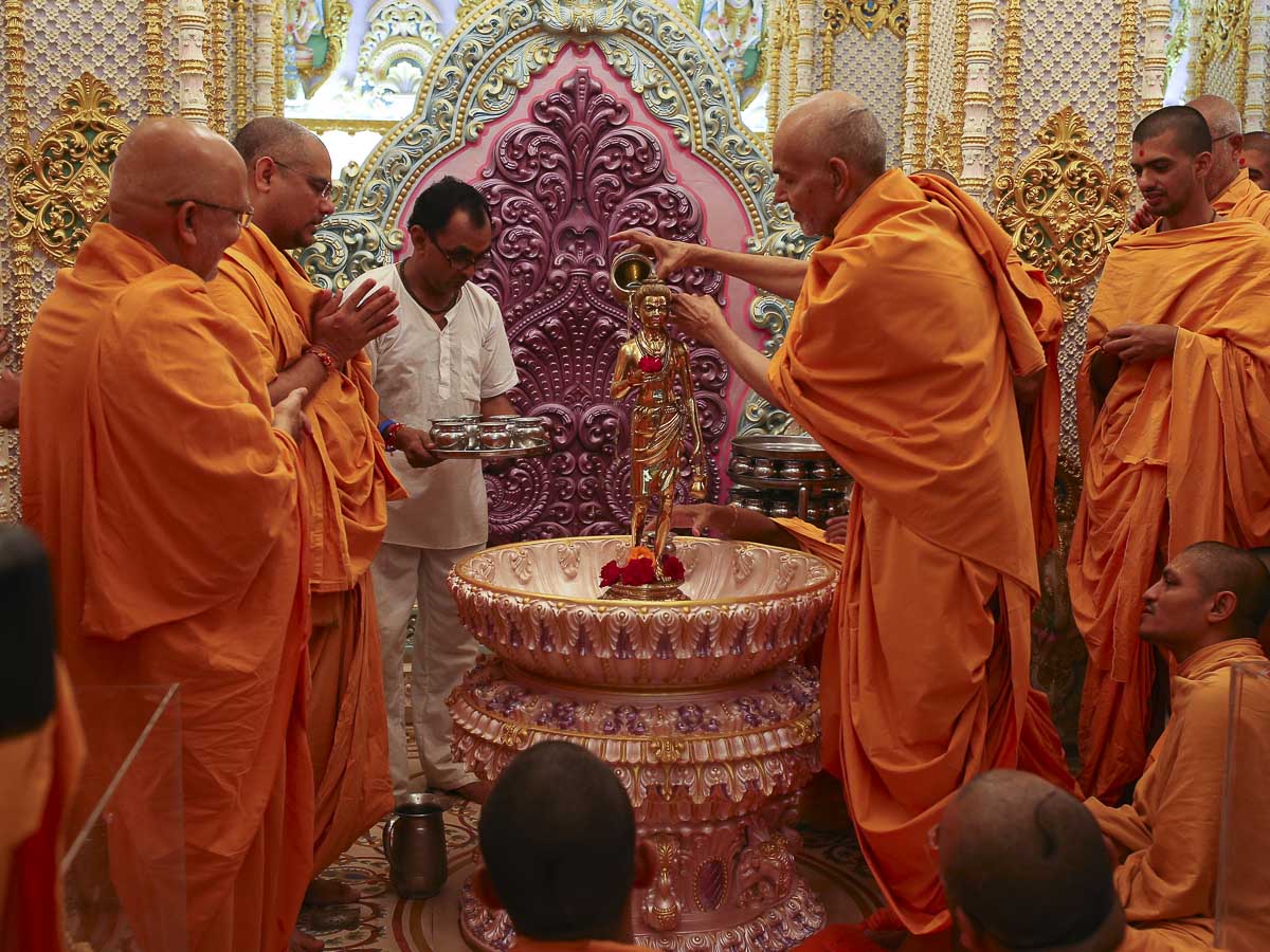 Param Pujya Mahant Swami performs abhishek of Shri Nilkanth Varni, 27 Aug 2016