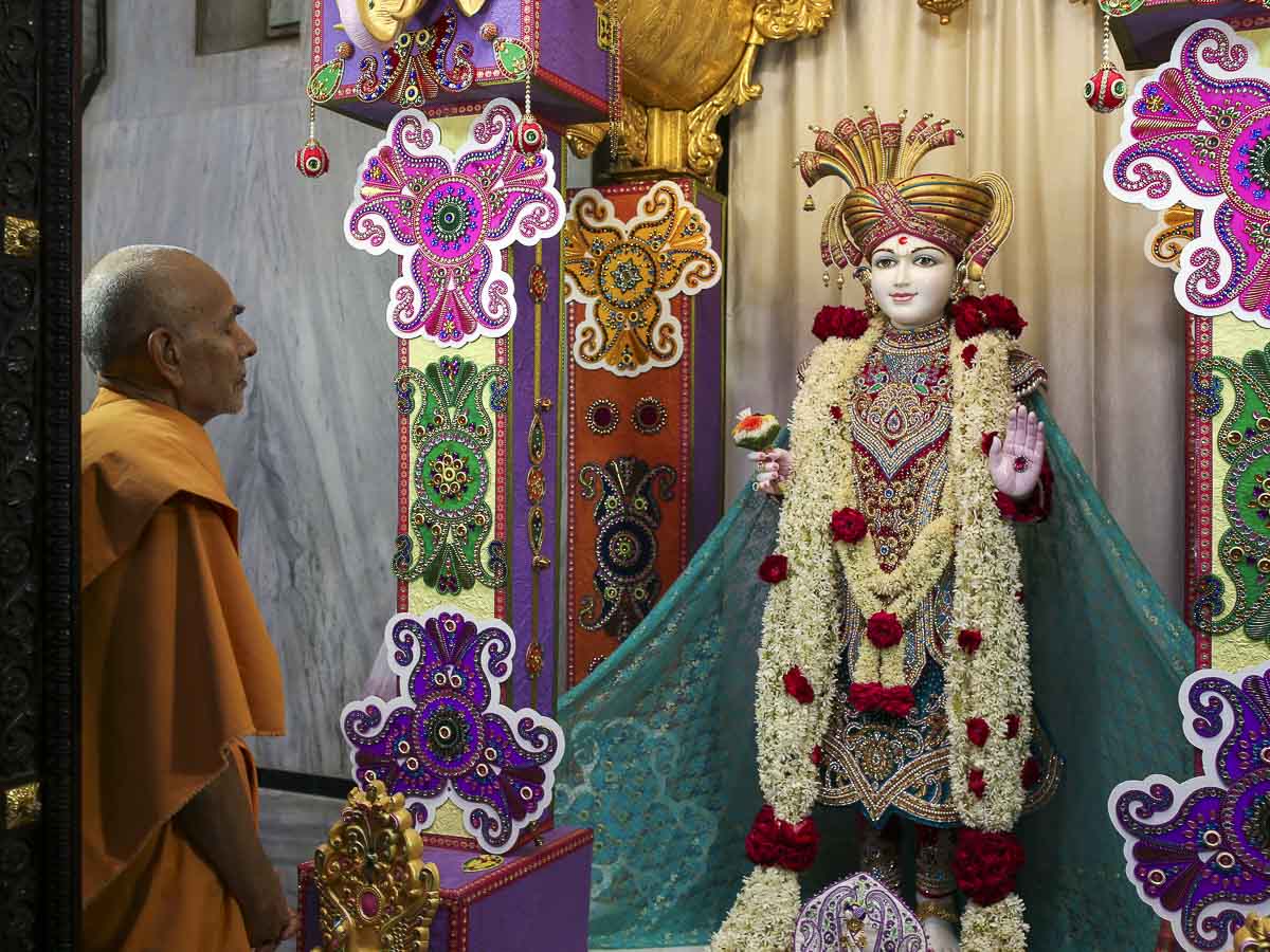 Param Pujya Mahant Swami engrossed in darshan, 27 Aug 2016