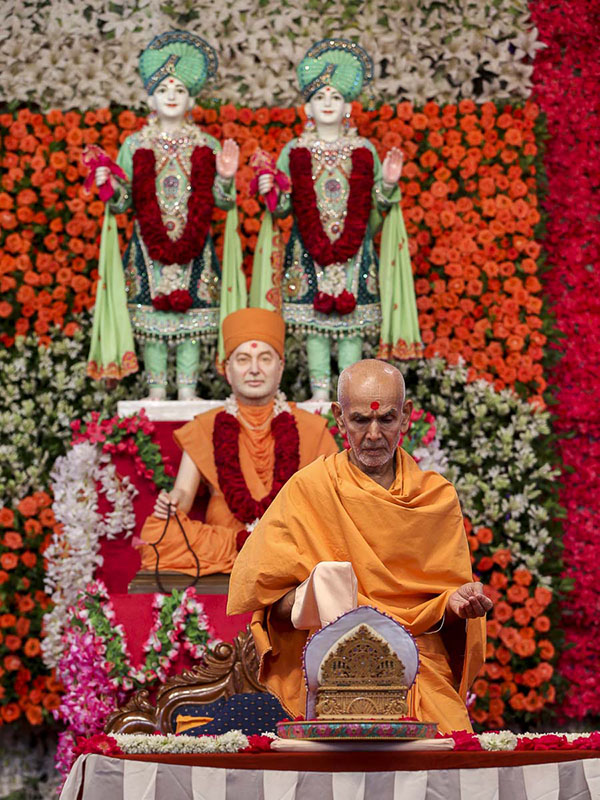 Param Pujya Mahant Swami performs his morning puja, 27 Aug 2016