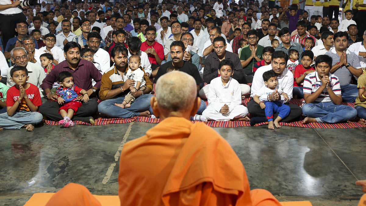 Param Pujya Mahant Swami gives vartman to devotees, 27 Aug 2016