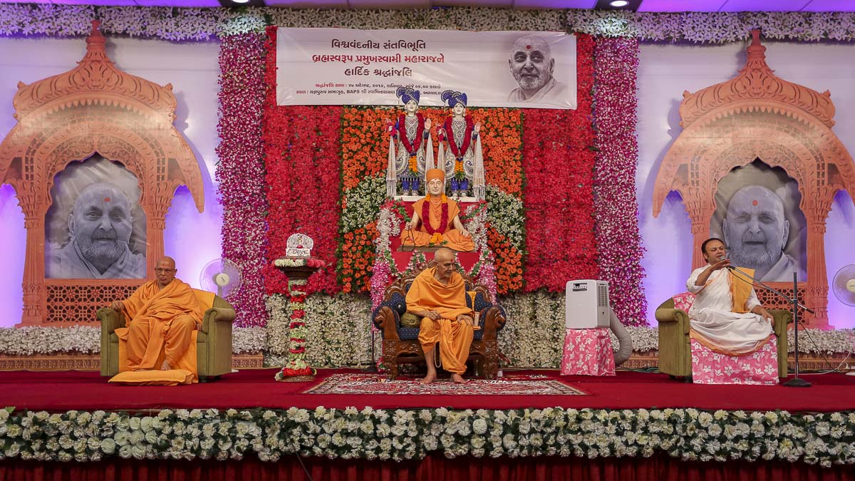 Pujya Dwarkeshlalji Maharaj address the assembly, 27 Aug 2016