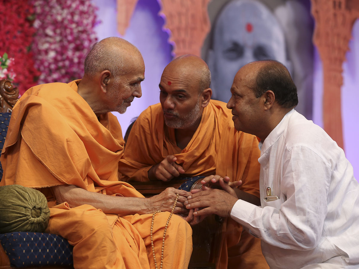 Param Pujya Mahant Swami blesses Shri Ibrahim Patel, 27 Aug 2016
