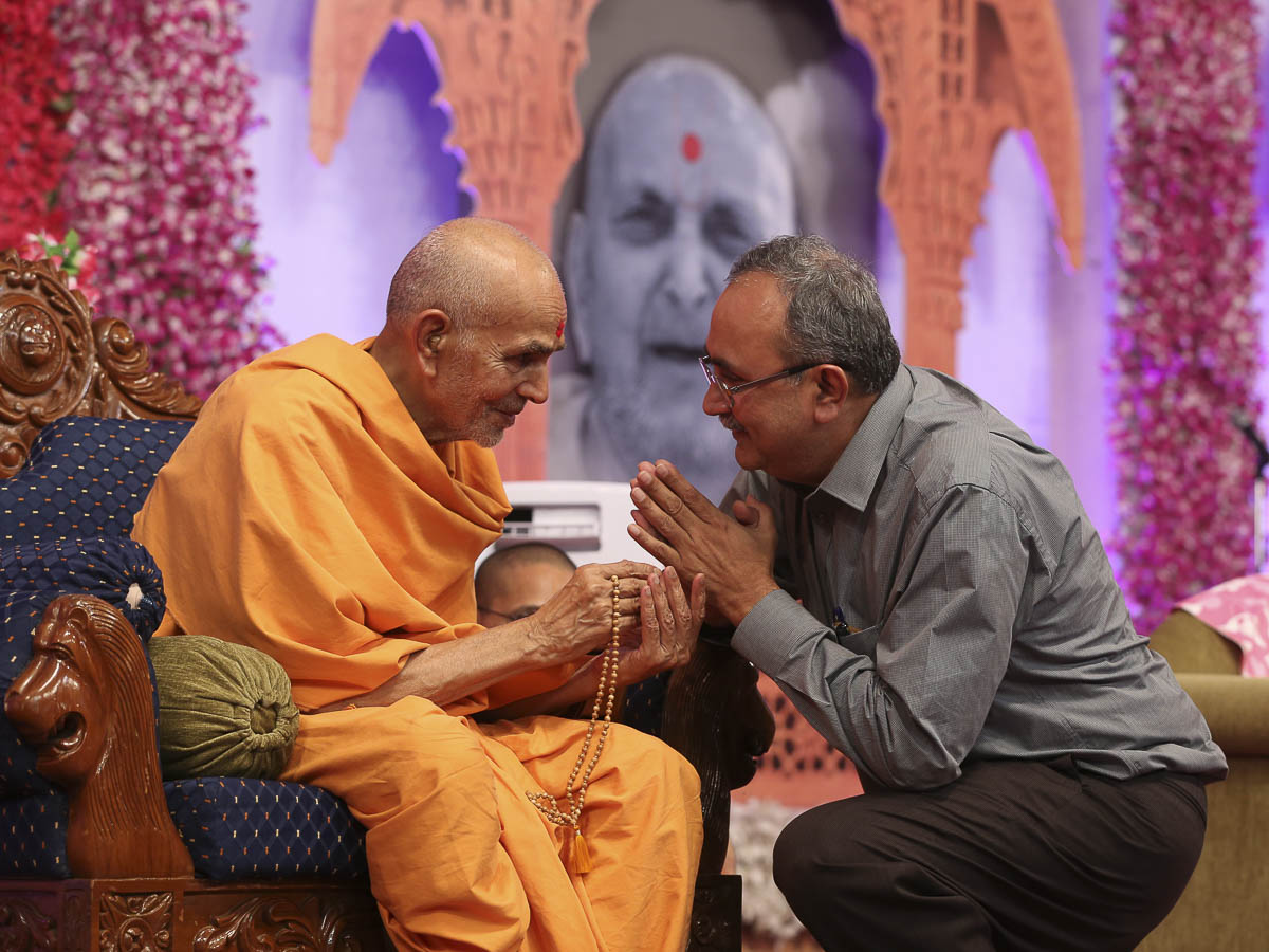 Param Pujya Mahant Swami blesses Shri Saurabhbhai Patel, 27 Aug 2016
