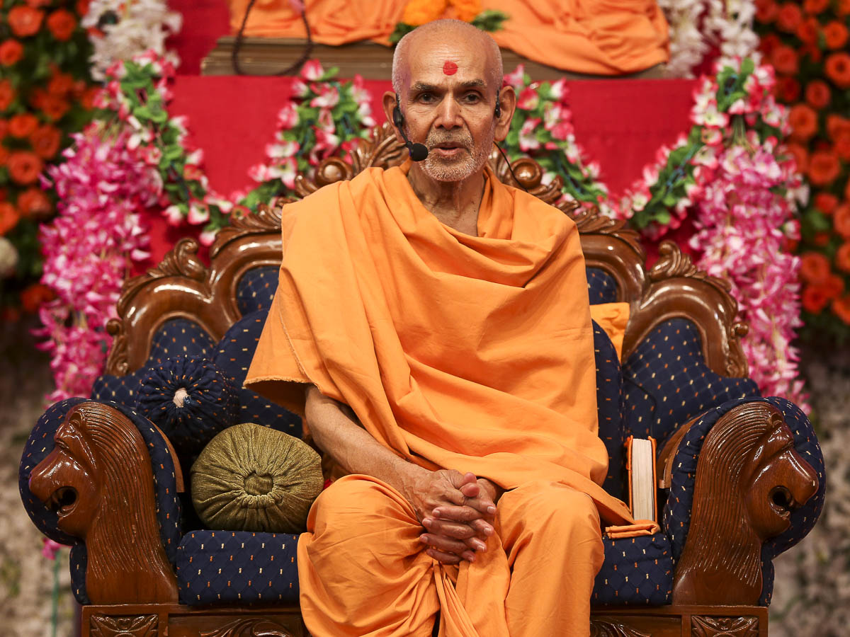 Param Pujya Mahant Swami delivers a discourse, 27 Aug 2016