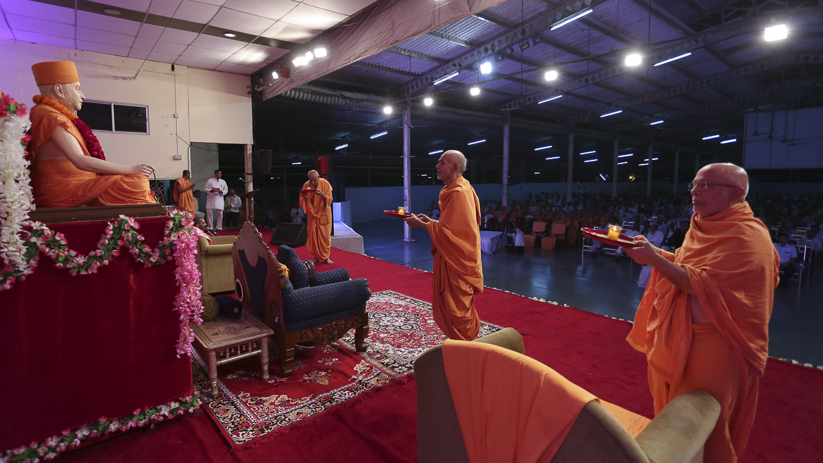 Param Pujya Mahant Swami, Pujya Ghanshyamcharan Swami and Atmaswarup Swami perform arti, 27 Aug 2016