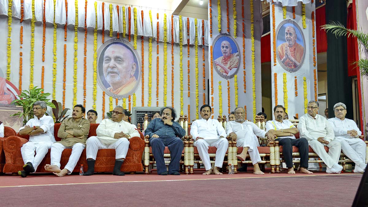 Dignitaries during the tribute assembly, 28 Aug 2016