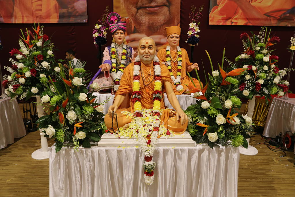 Pushpanjali to HH Pramukh Swami Maharaj during Patotsav Celebrations, London, UK